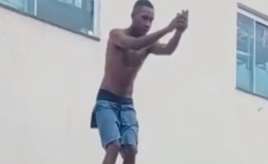 Vídeo Jovem faz salto mortal e fica a cabeça machucada na