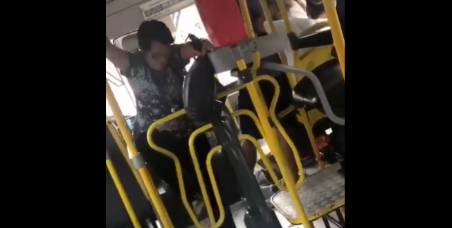 Vídeo Idosa Pula Catraca Para Fugir De Briga Dentro De ônibus – Muvuca